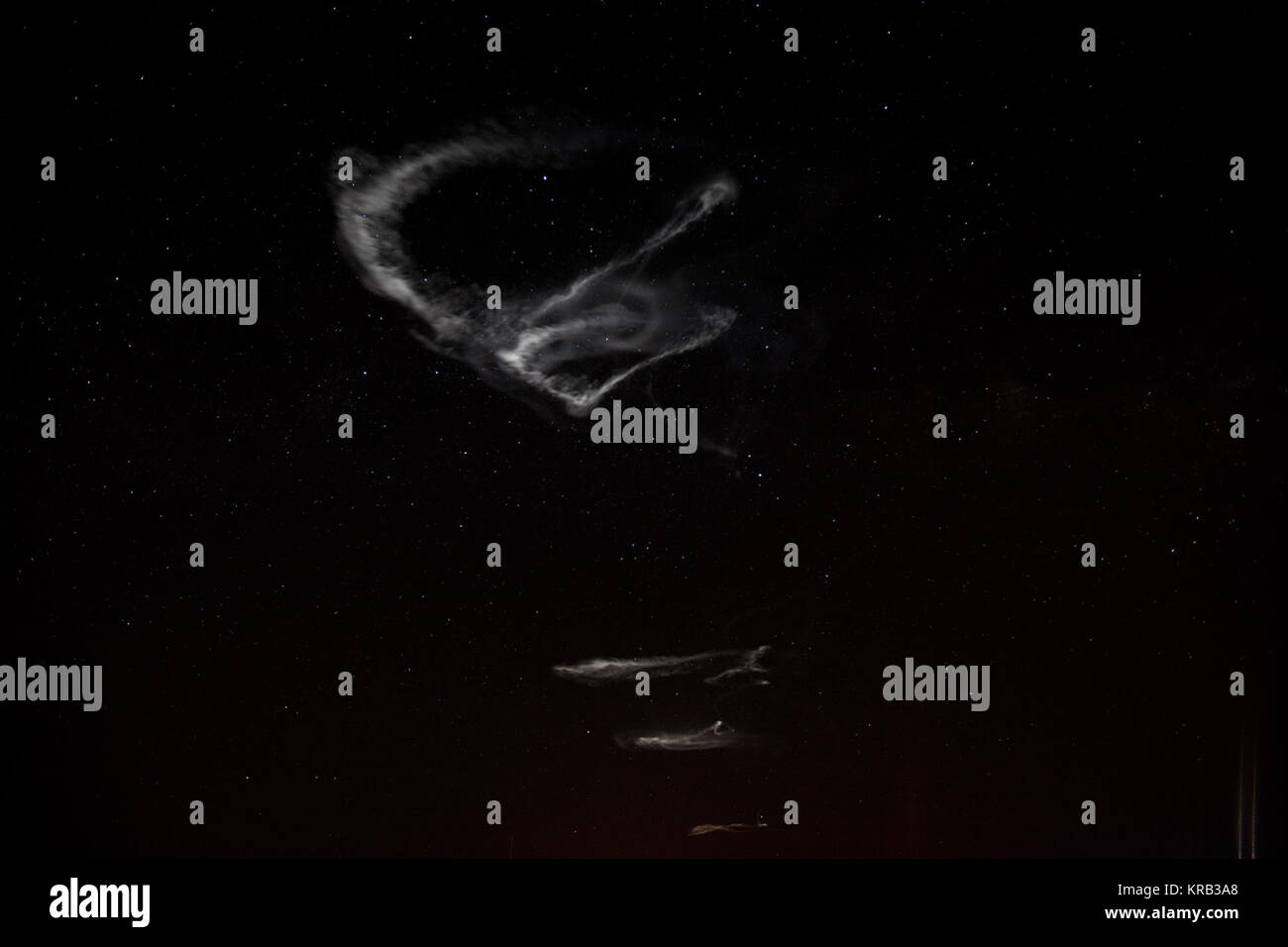 NASA image capturée le 27 mars 2012, la NASA a lancé avec succès cinq fusées suborbitales ce matin de son Wallops Flight Facility en Virginie dans le cadre d'une étude de niveau supérieur du courant-jet. La première fusée a été lancée à 16 h 58 HAE et chaque rocket a été lancé 80 secondes d'intervalle. Chaque parution une fusée qui a créé des traceurs chimiques voie lactée, les nuages blancs au bord de l'espace. Le suivi de la façon dont les nuages se déplacer peut aider les scientifiques à comprendre le mouvement des vents quelque 65 kilomètres dans le ciel, qui à son tour vous aidera à créer de meilleurs modèles de la régions électromagnétiques o Banque D'Images