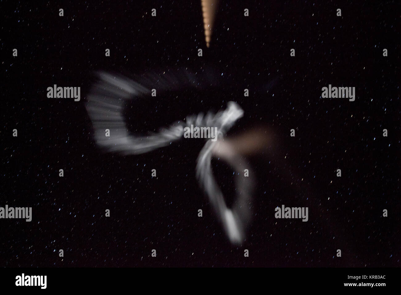 NASA image capturée le 27 mars 2012, la NASA a lancé avec succès cinq fusées suborbitales ce matin de son Wallops Flight Facility en Virginie dans le cadre d'une étude de niveau supérieur du courant-jet. La première fusée a été lancée à 16 h 58 HAE et chaque rocket a été lancé 80 secondes d'intervalle. Chaque parution une fusée qui a créé des traceurs chimiques voie lactée, les nuages blancs au bord de l'espace. Le suivi de la façon dont les nuages se déplacer peut aider les scientifiques à comprendre le mouvement des vents quelque 65 kilomètres dans le ciel, qui à son tour vous aidera à créer de meilleurs modèles de la régions électromagnétiques o Banque D'Images