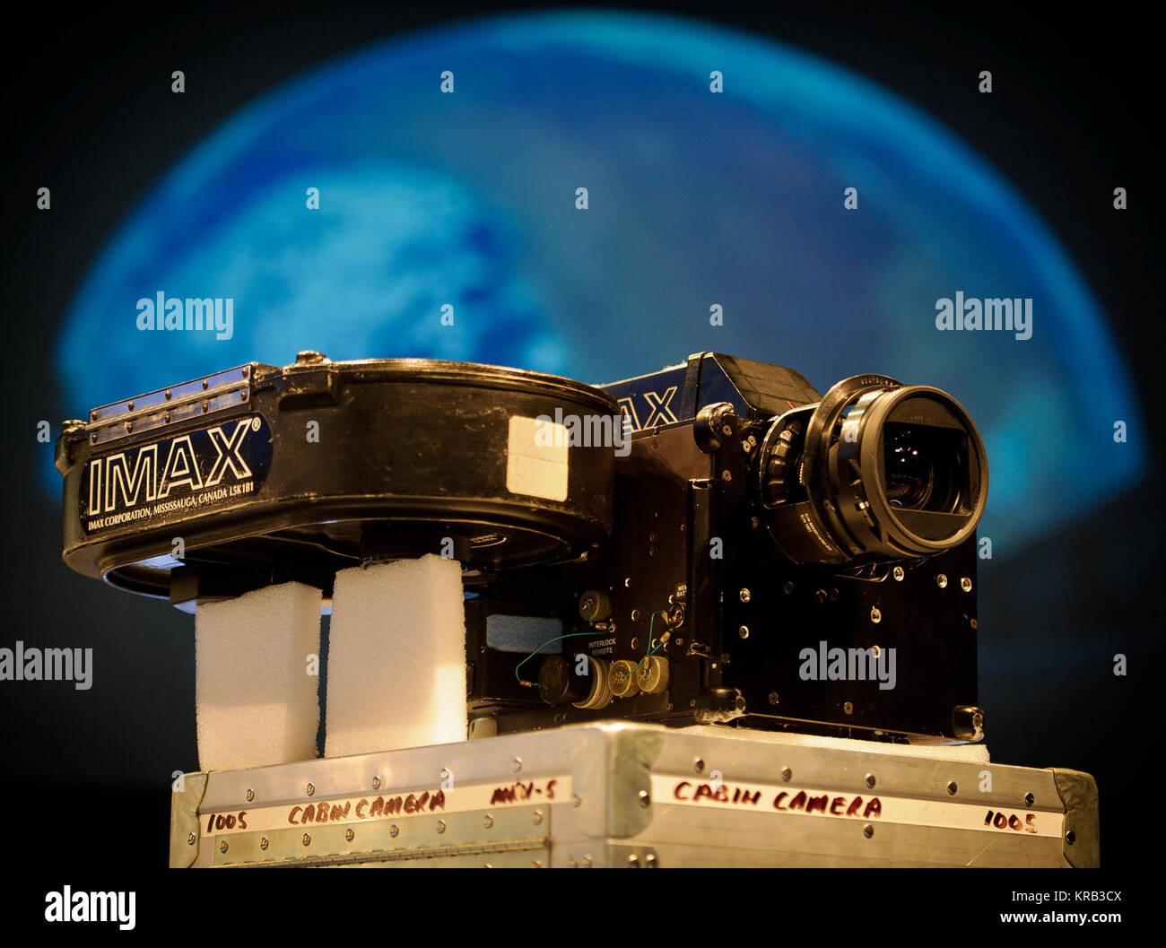 Une caméra IMAX qui a volé à bord de la navette spatiale est considéré à  l'aller au-delà de la Terre à la galerie Smithsonian National Air and Space  Museum, le mercredi 4