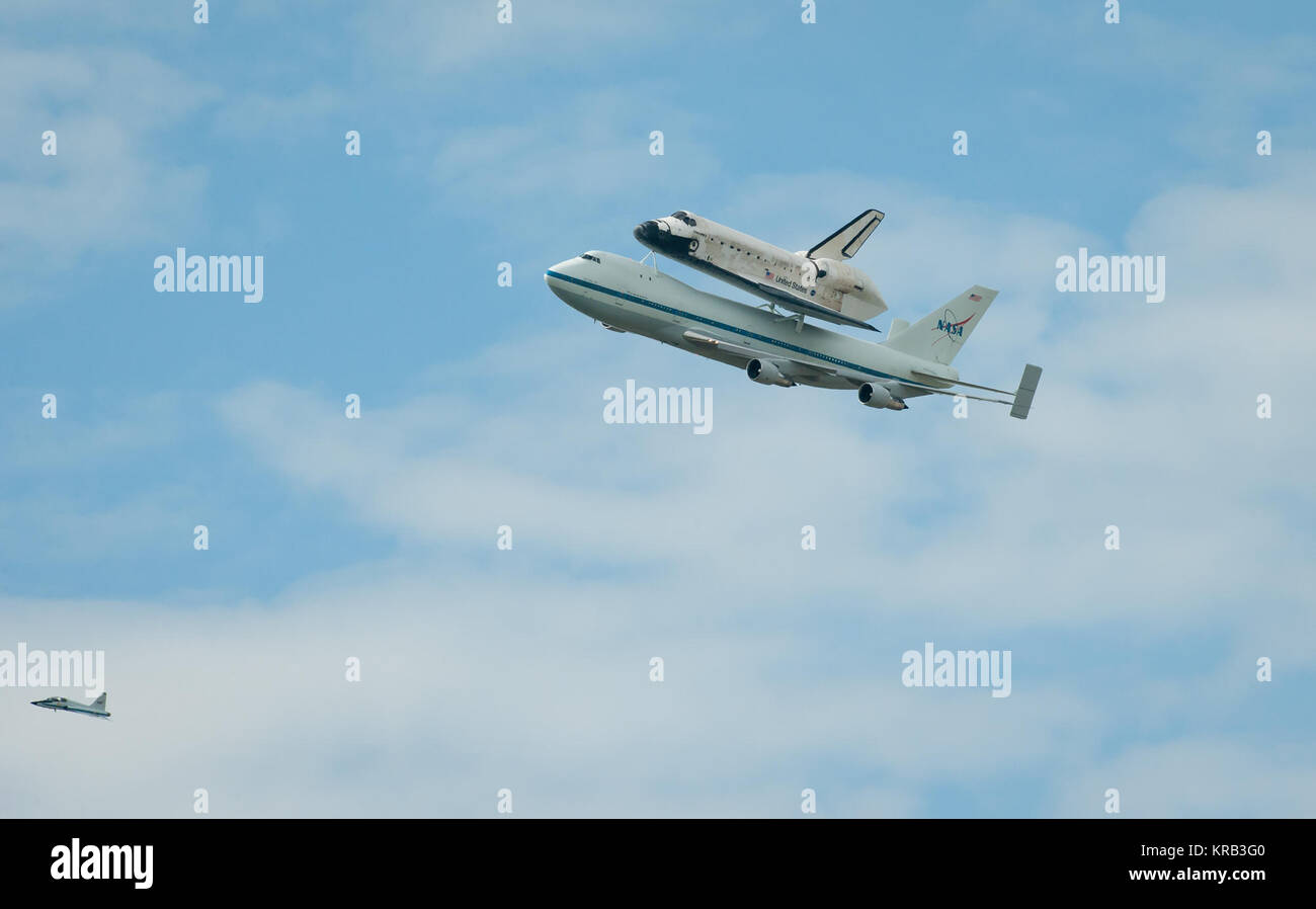 La navette spatiale Discovery, monté au sommet d'une navette de la NASA 747 avions de transport aérien (SCA) vole près de la capitale américaine, le mardi 17 avril 2012, à Washington. La découverte, le premier a pris sa retraite de l'orbiteur de la navette de la NASA, la flotte a parcouru 39 missions, a passé 365 jours dans l'espace, en orbite autour de la terre 5 830 fois, et a parcouru 148 221 675 kilomètres. La NASA va transférer la découverte à la National Air and Space Museum pour commencer sa nouvelle mission pour commémorer les réalisations passées dans l'espace et d'éduquer et d'inspirer les générations futures d'explorateurs. Crédit photo : NASA/Rebecca Roth) la navette spatiale Discovery DC Fly-Over (7088459127) Banque D'Images