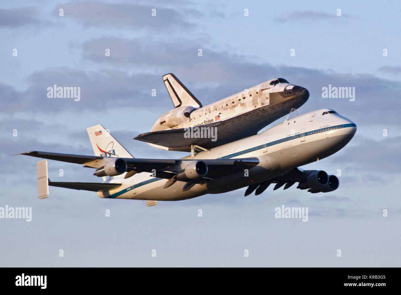 Avions de Transport aérien Transport navette Discovery quitte le Kennedy Space Center Banque D'Images