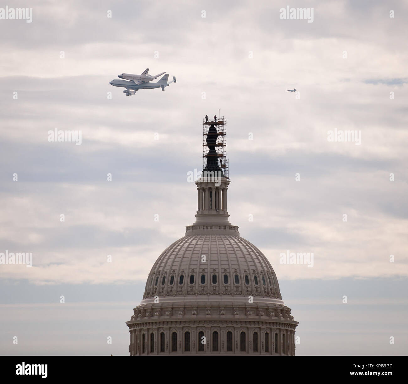 La navette spatiale Discovery, monté au sommet d'une navette de la NASA 747 avions de transport aérien (SCA) est vu comme il vole près de la capitale américaine, le mardi 17 avril 2012, à Washington. La découverte, le premier a pris sa retraite de l'orbiteur de la navette de la NASA, la flotte a parcouru 39 missions, a passé 365 jours dans l'espace, en orbite autour de la terre 5 830 fois, et a parcouru 148 221 675 kilomètres. La NASA va transférer la découverte à la National Air and Space Museum pour commencer sa nouvelle mission pour commémorer les réalisations passées dans l'espace et d'éduquer et d'inspirer les générations futures d'explorateurs. Crédit photo : NASA/Smithsonian Institution/Harold) Dorwin Fermer espace Banque D'Images