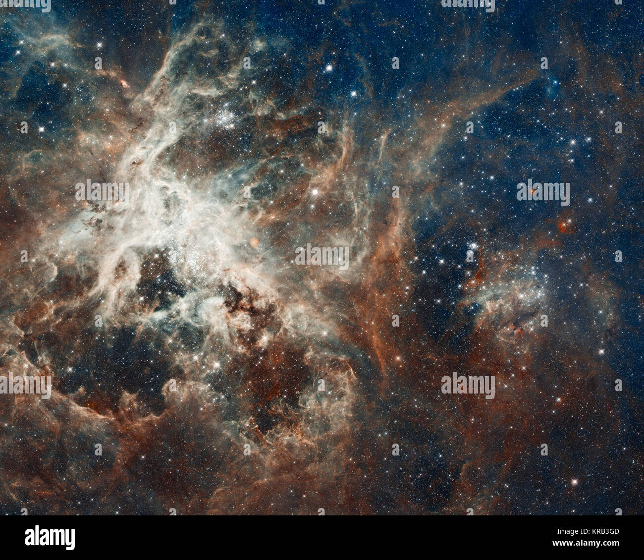 30 Doradus est l'étoile la plus brillante dans la région formant notre voisinage galactique et accueil d'étoiles les plus massives jamais vu. La nébuleuse se trouve 170 000 années-lumière dans le Grand Nuage de Magellan, une petite galaxie satellite de notre Voie Lactée. Aucune région d'étoiles dans notre galaxie est aussi grand ou aussi prolifiques que 30 Doradus. L'image comprend l'un des plus importants jamais constituée de mosaïques photos de Hubble et comprend des observations prises par caméra à champ large de Hubble 3 et avancés pour les enquêtes de l'appareil photo, combinée avec les observations de l'Observatoire Européen Austral's MPG/ESO de 2,2 mètres de télescope Banque D'Images