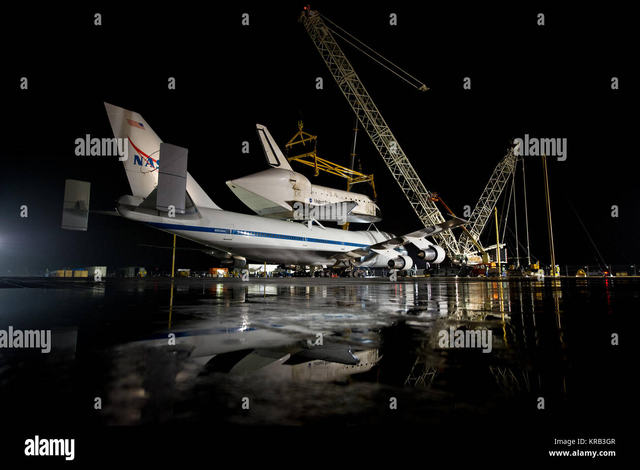 747 de la NASA Shuttle Carrier Aircraft (SCA) avec la navette spatiale Discovery accouplé sur rouleaux haut en position pour demating à Washington Dulles International Airport, le mercredi 18 avril, 2012, en Livre Sterling, VA. La découverte, le premier a pris sa retraite de l'orbiteur de la navette de la NASA, la flotte a parcouru 39 missions, a passé 365 jours dans l'espace, en orbite autour de la terre 5 830 fois, et a parcouru 148 221 675 kilomètres. La NASA va transférer la découverte à la National Air and Space Museum pour commencer sa nouvelle mission pour commémorer les réalisations passées dans l'espace et d'éduquer et d'inspirer les générations futures d'explorateurs. Crédit photo : NASA/Bill Banque D'Images
