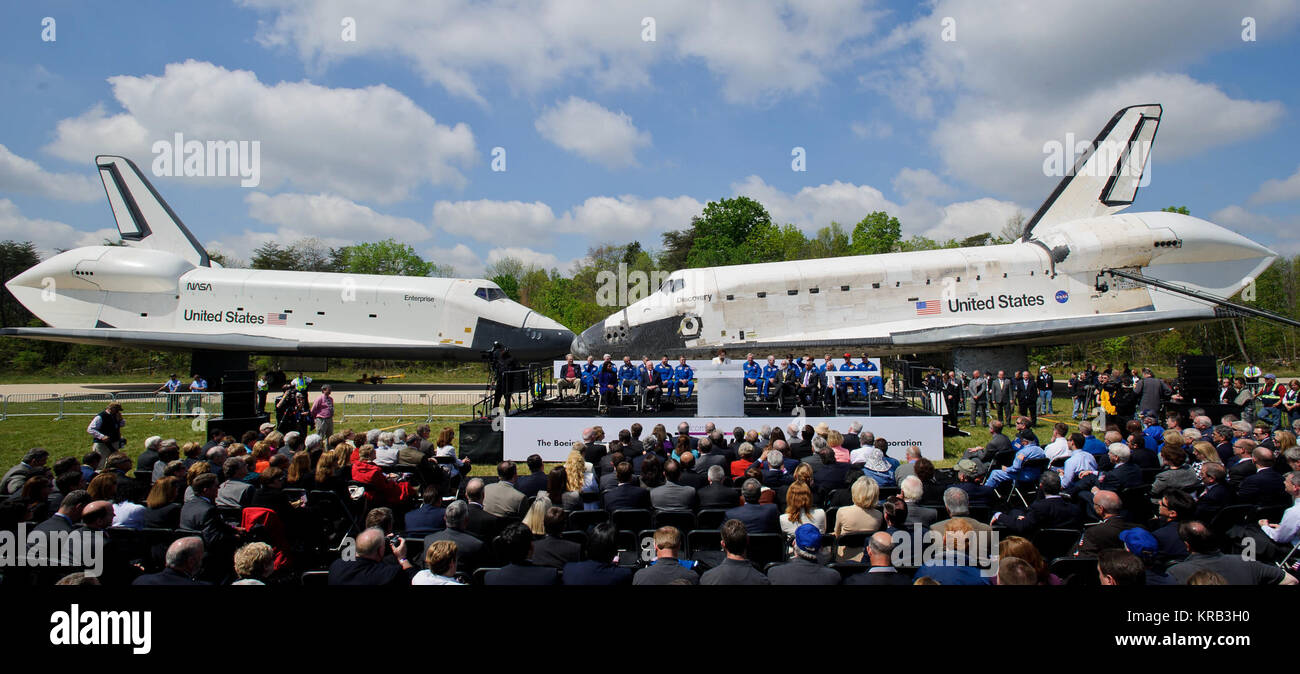 Les navettes spatiales Enterprise, gauche, et de la découverte répondre nez à nez au début d'une cérémonie de transfert au Smithsonian's Steven F. Udvar-Hazy Center, jeudi, 19 avril 2012, à Chantilly, en Virginie, la navette spatiale Discovery, le premier a pris sa retraite de l'orbiteur de la navette de la NASA, la flotte a parcouru 39 missions, a passé 365 jours dans l'espace, en orbite autour de la terre 5 830 fois, et a parcouru 148 221 675 kilomètres va prendre la place de l'esprit d'entreprise au centre pour commémorer les réalisations passées dans l'espace et d'éduquer et d'inspirer les générations futures d'explorateurs au centre. Crédit photo : NASA/Paul E. Jacqmin) navettes spatiales Banque D'Images