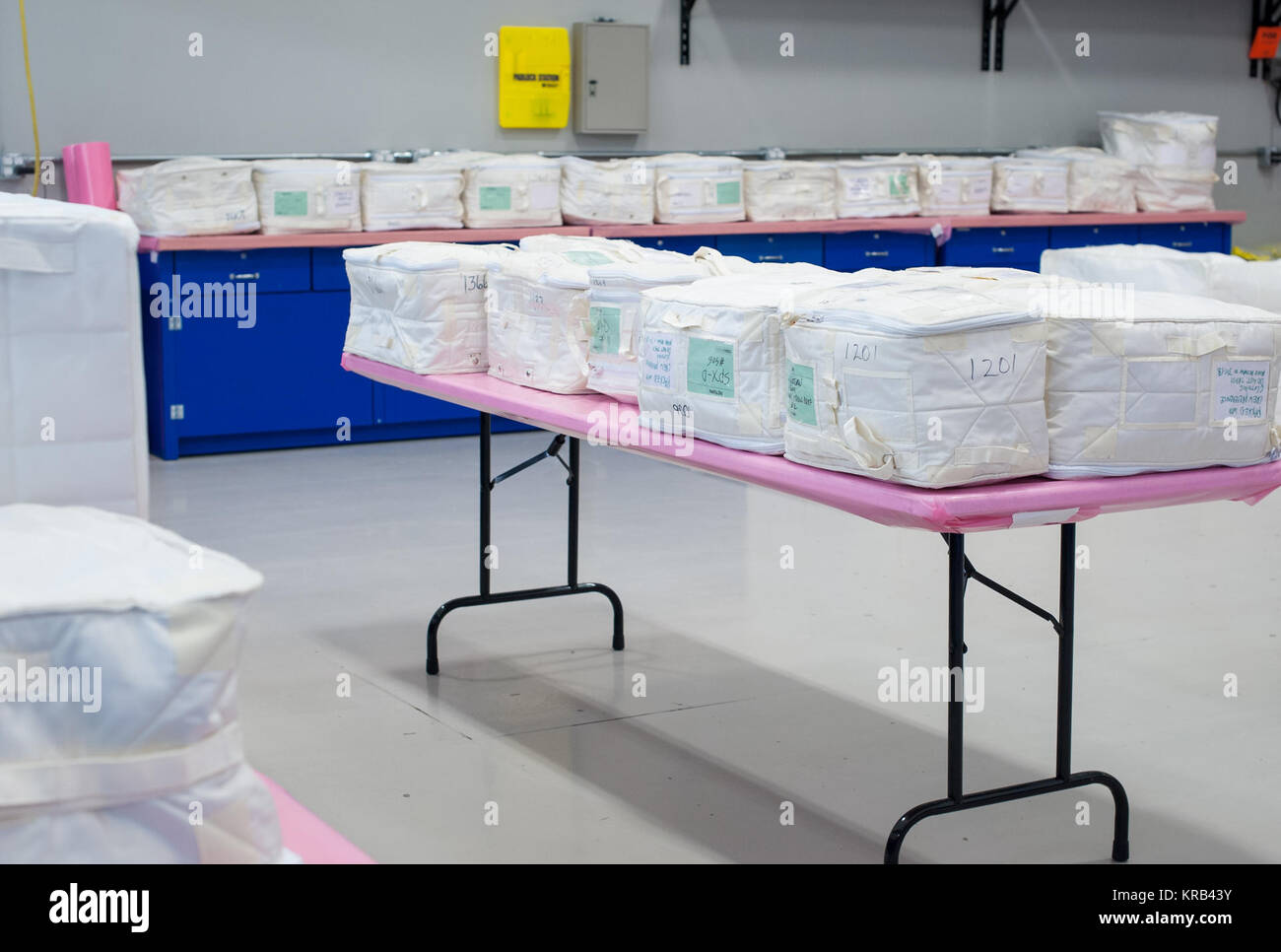 Certains des 1 367 livres de fret le SpaceX Dragon spacecraft est revenu sur Terre à partir de la station spatiale sont vus dans une chambre propre à l'installation de développement de fusées SpaceX, mercredi 13 juin, 2012 dans McGregor, au Texas. L'administrateur de la NASA Charles Bolden et SpaceX PDG et Chef Designer Elon Musk étaient sur le site pour voir la capsule Dragon historique et à remercier les plus de 150 employés qui travaillent à l'SpaceX McGregor pour leur rôle dans la mission historique. Crédit photo : NASA/Bill Ingalls) retourné fret - 2 Lit bébé Banque D'Images