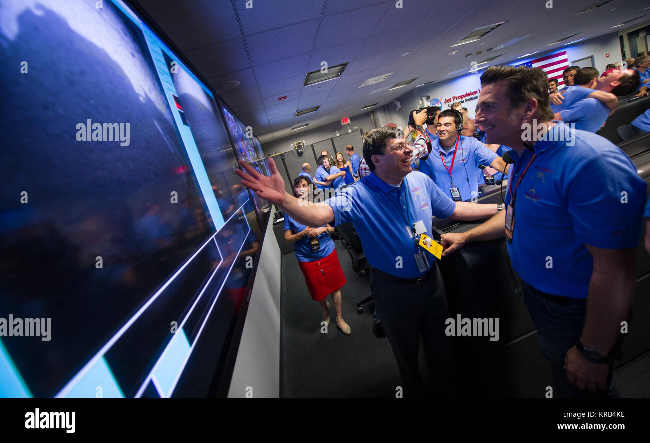 Christopher J. Scolese, directeur du Goddard Space Flight Centre de la NASA, gauche, félicite, MSL entrée, de descente et d'atterrissage Adam Ingénieur Steltzner en regardant les premières images de Mars à venir du rover Curiosity peu après l'atterrissage sur Mars, dimanche, 5 août 2012 au Jet Propulsion Laboratory à Pasadena, Californie La curiosité a été conçu pour évaluer si Mars jamais eu un environnement capable de soutenir les petites formes de vie, appelés microbes. Crédit photo : NASA/Bill Ingalls) Mars Science Laboratory (MSL) - Flickr - NASA Goddard Photo and Video Banque D'Images