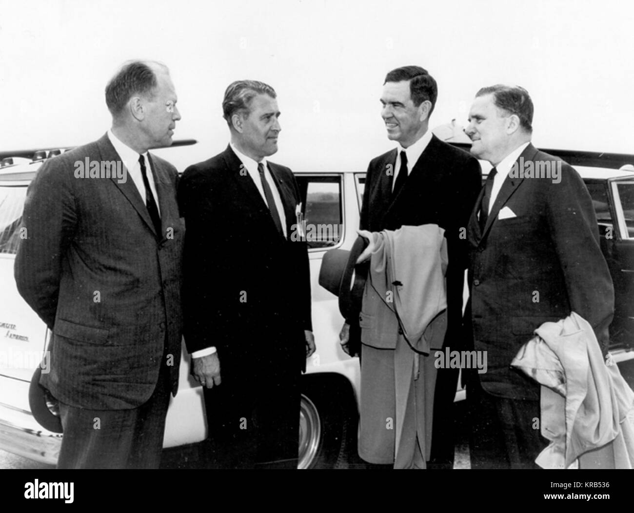 Deux membres du Congrès américain, ACCOMPAGNÉ PAR L'ADMINISTRATEUR DE LA NASA JAMES E. WEBB, visité le Marshall Space Flight Center (MSFC) Le 28 avril 1964, POUR UNE BRFIEFING SUR LE PROGRAMME SATURN ET UNE VISITE DES INSTALLATIONS. Ils sont (DE GAUCHE À DROITE) Le député Gerald Ford, JR., représentant républicain du Michigan ; DR. WERNHER VON BRAUN, MSFC, directeur ; M. George H. MAHON, représentant DÉMOCRATIQUE DU TEXAS ; et M. Webb. DR. ROBERT SEAMANS, Administrateur associé, était également dans le groupe." VonBraunFordMahon Banque D'Images
