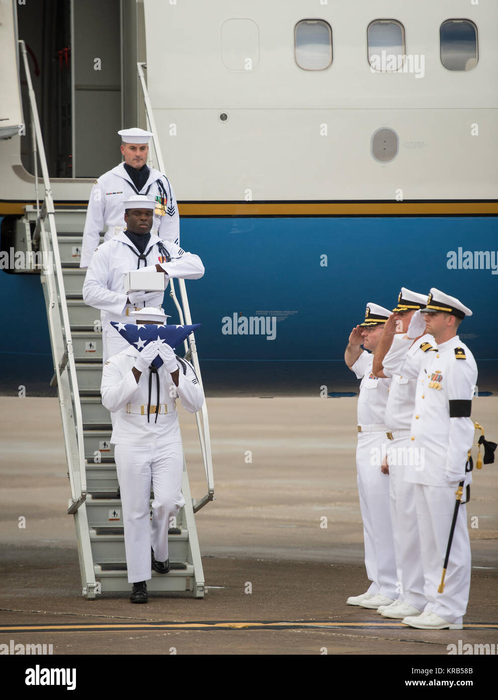 Le personnel de la marine des États-Unis portent les cendres de l'astronaute Neil Armstrong Apollo 11 à partir d'un avion militaire de la base navale de Mayport en Floride le jeudi 13 septembre 2012, le jour avant l'enterrement d'Armstrong en mer. Armstrong, le premier homme à marcher sur la lune au cours de la mission Apollo 11 en 1969, décédé à l'âge de 82 le samedi 25 août. Neil Armstrong obsèques en mer (201209130023HQ) Banque D'Images