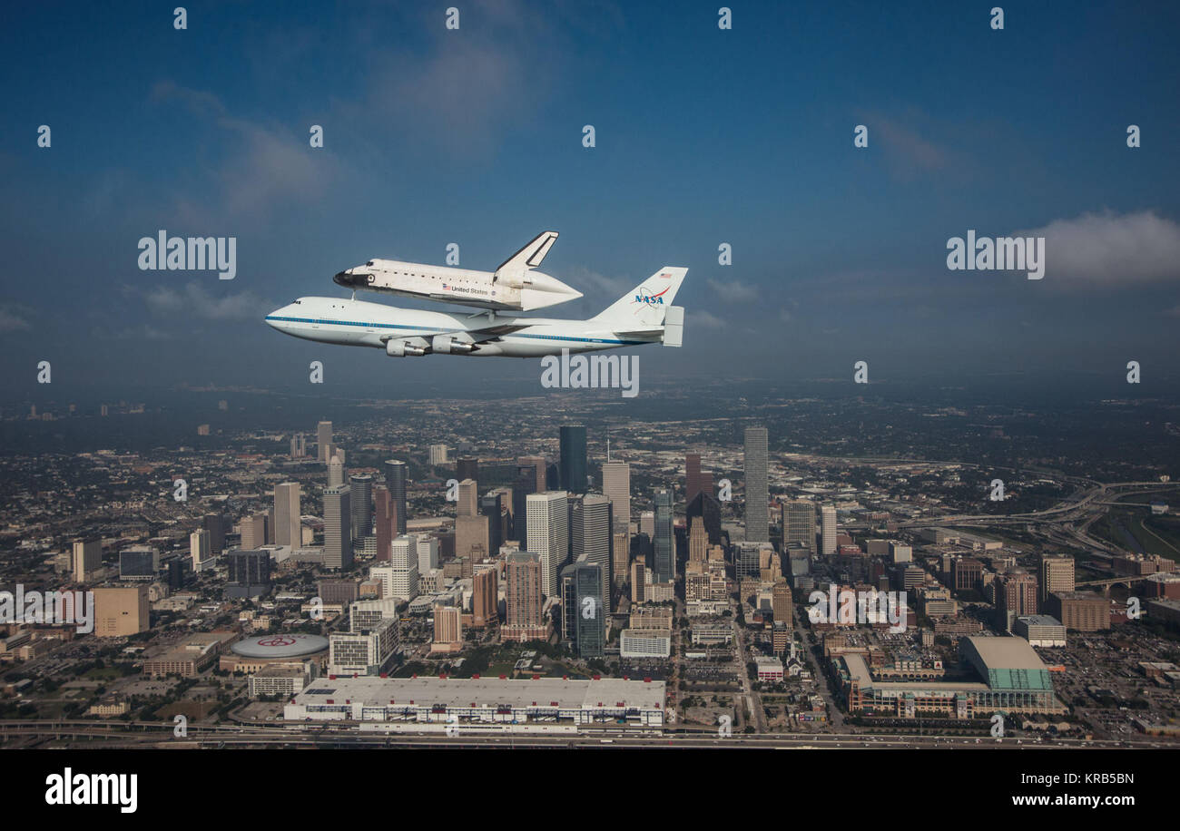 La navette spatiale Endeavour est transporté par la navette de la NASA porte-avions (SCA) sur Houston, Texas le 19 septembre 2012. Les pilotes de la NASA Jeff Moultrie et Bill Rieke sont aux commandes de la navette porte-avions. Photo prise par la NASA dans le photographe Sheri Locke banquette arrière d'un avion T-38 de la NASA La NASA avec chase pilote Thomas E. Parent au contrôle. Crédit photo : NASA/ Sheri Locke la navette spatiale Endeavour sur Houston, Texas Banque D'Images