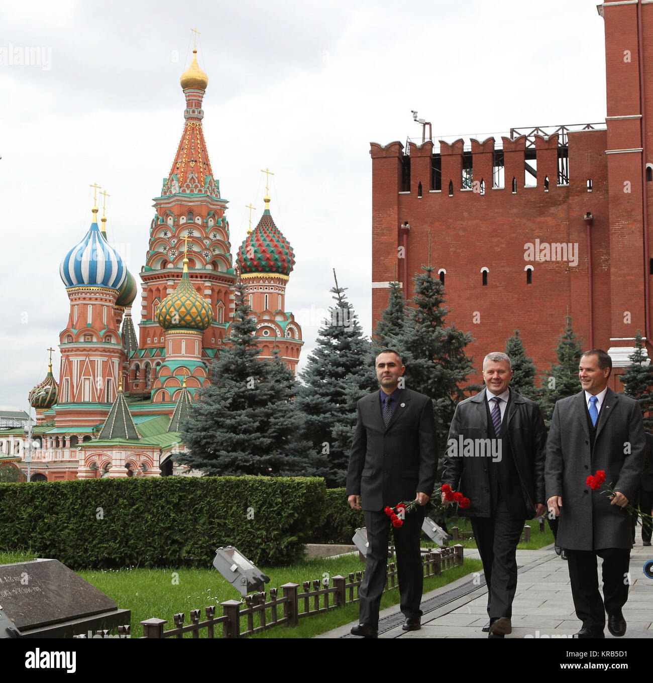 La Cathédrale Saint-Basile à fournir un cadre approprié, l'expédition 33/34 premier équipage arriver à le mur du Kremlin à la Place Rouge de Moscou le 25 septembre 2012 pour mener le traditionnel dépôt de fleurs à l'endroit où sont enterrés les icônes de l'espace russe, dont Youri Gagarine, le premier homme à voler dans l'espace, et Sergei Korolev, Russie's Grand Designer. De gauche à droite sont ingénieur de vol Russe Evgeny Tarelkin, commandant de Soyouz Oleg Novitski et ingénieur de vol de la NASA Kevin Ford. Le trio va lancer le 23 octobre depuis le cosmodrome de Baïkonour au Kazakhstan dans leur vaisseau Soyouz TMA-06M spacec Banque D'Images