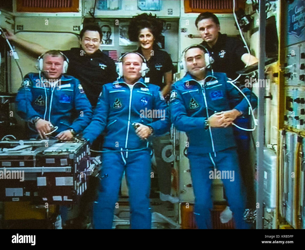 Nouveaux membres de l'équipage Expedition 33/34, le cosmonaute russe Oleg Novitski, avant gauche, l'astronaute de la NASA Kevin Ford, avant centre, et c'est le cosmonaute Russe Evgeny Tarelkin, avant droit, sont vus sur un écran à la Fédération de centre de contrôle de mission de Korolev, Russie peu après les trois rejoint Aki Hoshide ingénieur de vol de l'Agence japonaise d'exploration aérospatiale, l'arrière gauche, commandant de l'Expédition 33 Sunita Williams, de la NASA, de retour centre, Yuri Malenchenko et de l'Agence spatiale fédérale russe le Jeudi, Octobre 25, 2012. Crédit photo : NASA/Bill Ingalls) membres de l'équipage Expédition 33 peu après avoir reu Banque D'Images