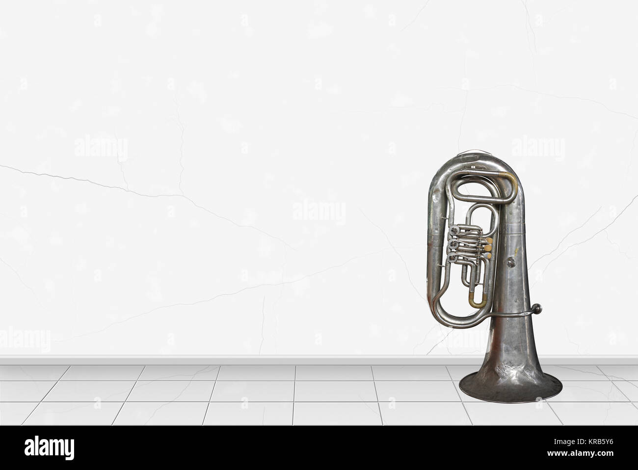 Instrument de musique en laiton intérieur accueil - Vintage tuba en face sur un mur blanc background Banque D'Images