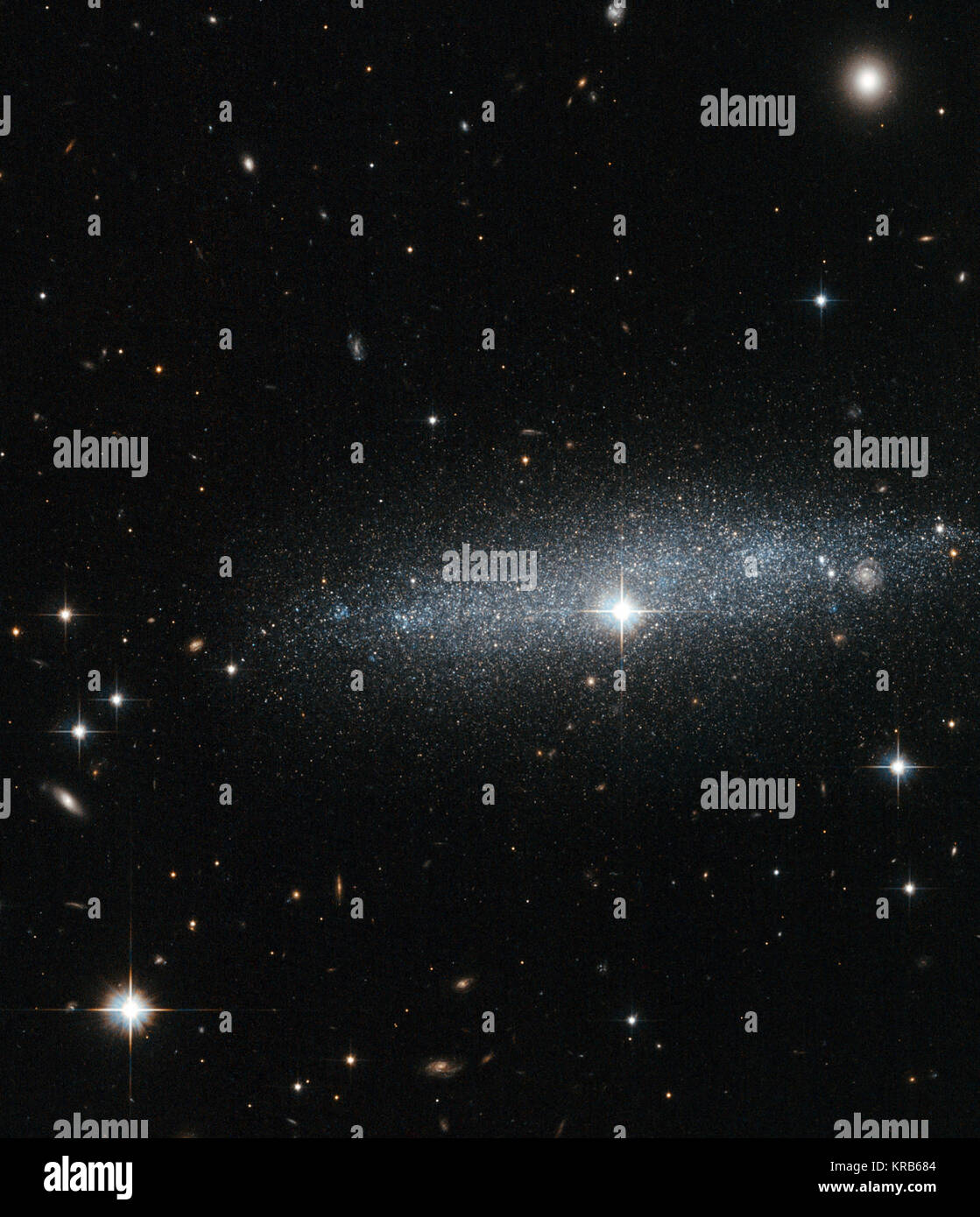 La cascade d'étoiles brillantes au milieu de cette image est la galaxie ESO 318-13 vu par la NASA/ESA Hubble Space Telescope. En dépit d'être situé à des millions d'années-lumière de la Terre, les étoiles capturées dans cette image sont si lumineux et clair on pourrait presque tenter de les compter. Bien que l'ESO 318-13 est le principal événement de cette image, il est pris en sandwich entre une vaste collection d'objets célestes. Plusieurs étoiles de près et de loin l'éblouissement par rapport à l'époussetage soigné contenues dans la galaxie. Un particulier qui est situé près du centre de l'image, une Banque D'Images