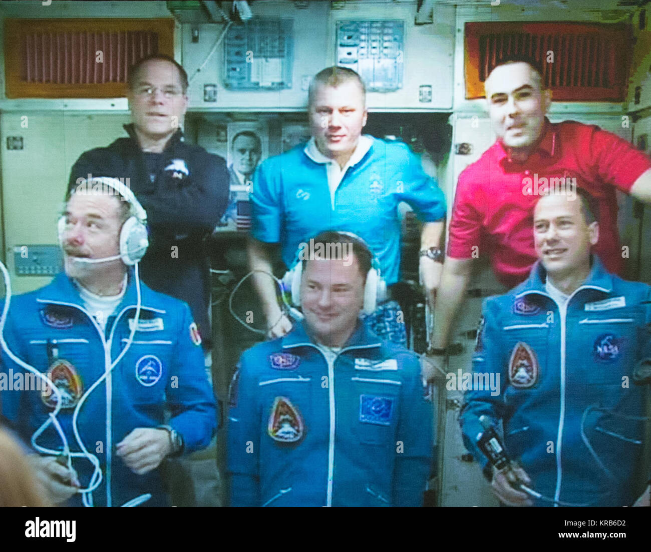 Nouveaux membres de l'équipage Expedition 34/35, l'astronaute Chris Hadfield, avant gauche, le cosmonaute russe Roman Romanenko et l'astronaute de la NASA Tom Marshburn, avant droit, sont vus sur un écran à la Fédération de centre de contrôle de mission de Korolev, Russie peu de temps après l'expédition du commandant 34 trois rejoint Kevin Ford de la NASA, l'arrière gauche, et ingénieurs de vol Oleg Novitski et Evgeny Tarelkin, le dos droit, de la Russie, le vendredi 21 Décembre, 2012. Crédit photo : NASA/Carla Cioffi) Soyouz TMA-07M crew des pourparlers avec la Fédération Mission Control - portrait Banque D'Images