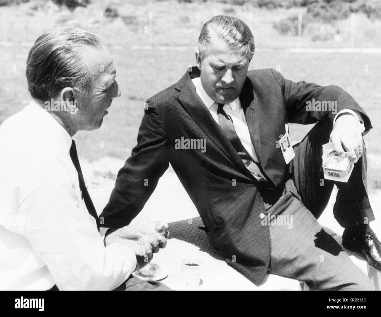 DR. KURT DEBUS ET DR. VON BRAUN AU COURS DE LA PÉRIODE DE PRÉ-LANCEMENT DE RANGER IV AU PAS DE TIR 12, 12 avril 1962. Le Dr Debus et Dr. von Braun-9131104 Banque D'Images