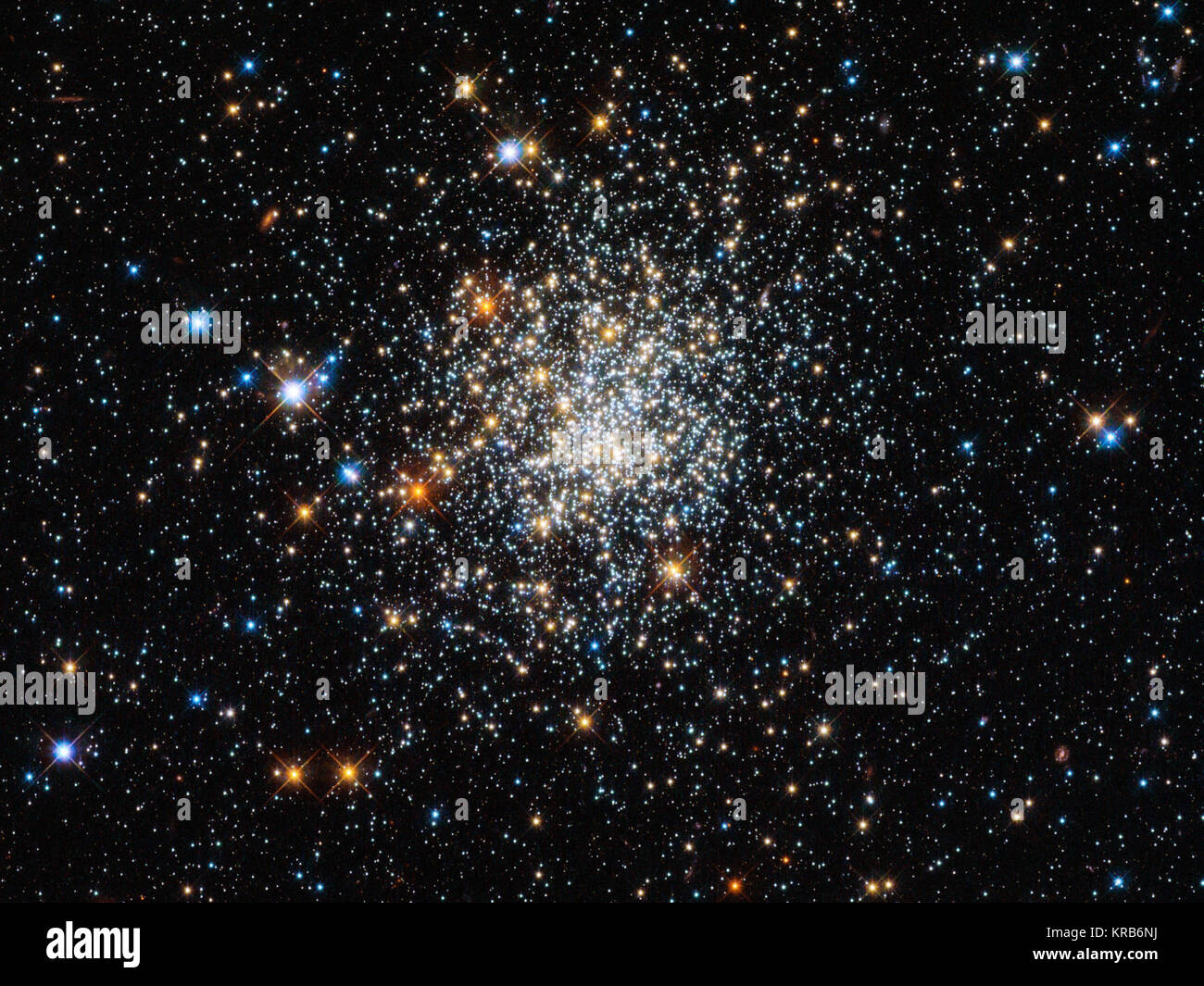 Les amas globulaires sont des collections globalement sphérique de très vieilles étoiles, et autour de 150 d'entre eux sont dispersés autour de notre galaxie. Hubble est l'un des meilleurs télescopes pour étudier ces, comme sa très haute résolution vous permet de voir les astronomes les étoiles individuelles, même dans la foule du noyau. Tous les clusters sont très semblables, et dans les images de Hubble il peut être bien difficile de les distinguer - et ils ont tous l'air un peu comme NGC 411, photographié ici. Et pourtant, les apparences peuvent être trompeuses : NGC 411 n'est en fait pas un amas globulaire, et ses étoiles ne sont pas vieux. Ce n'est même pas dans la Voie lactée. NGC 411 est Banque D'Images