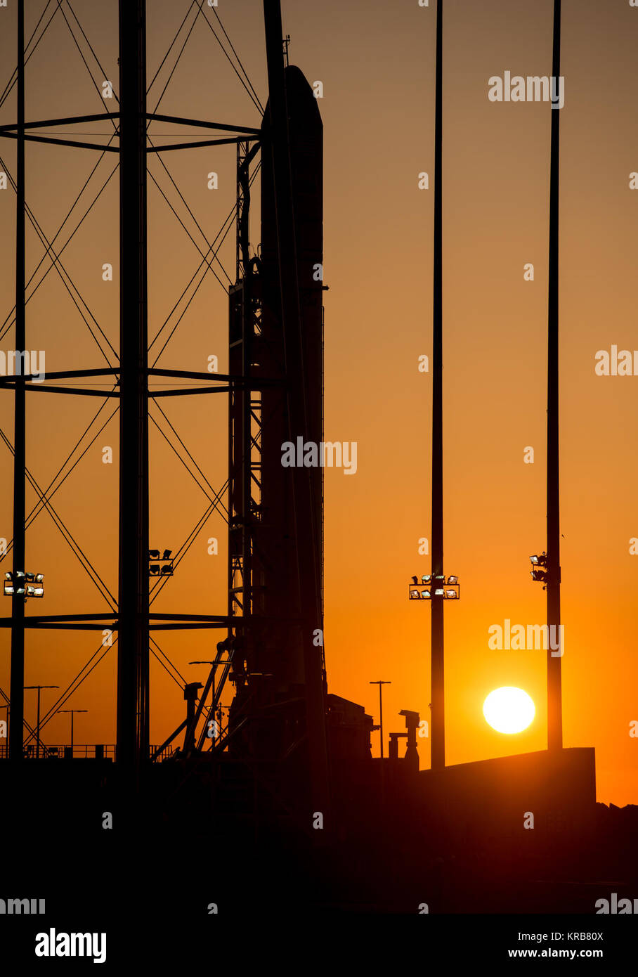 L'Orbital Sciences Corporation Antares rocket est vu pendant le lever du soleil sur l'Atlantique Central Regional Spaceport (MARS) Pad-0A au NASA Wallops Flight Facility en Virginie, dimanche, 21 avril 2013. L'espace commercial de la NASA, partenaire Orbital Sciences Corporation, est prévu de lancer son premier test Antares plus tard dans la journée. Crédit photo : NASA/Bill Ingalls) Préparation (fusée Antares 201304210001HQ) Banque D'Images