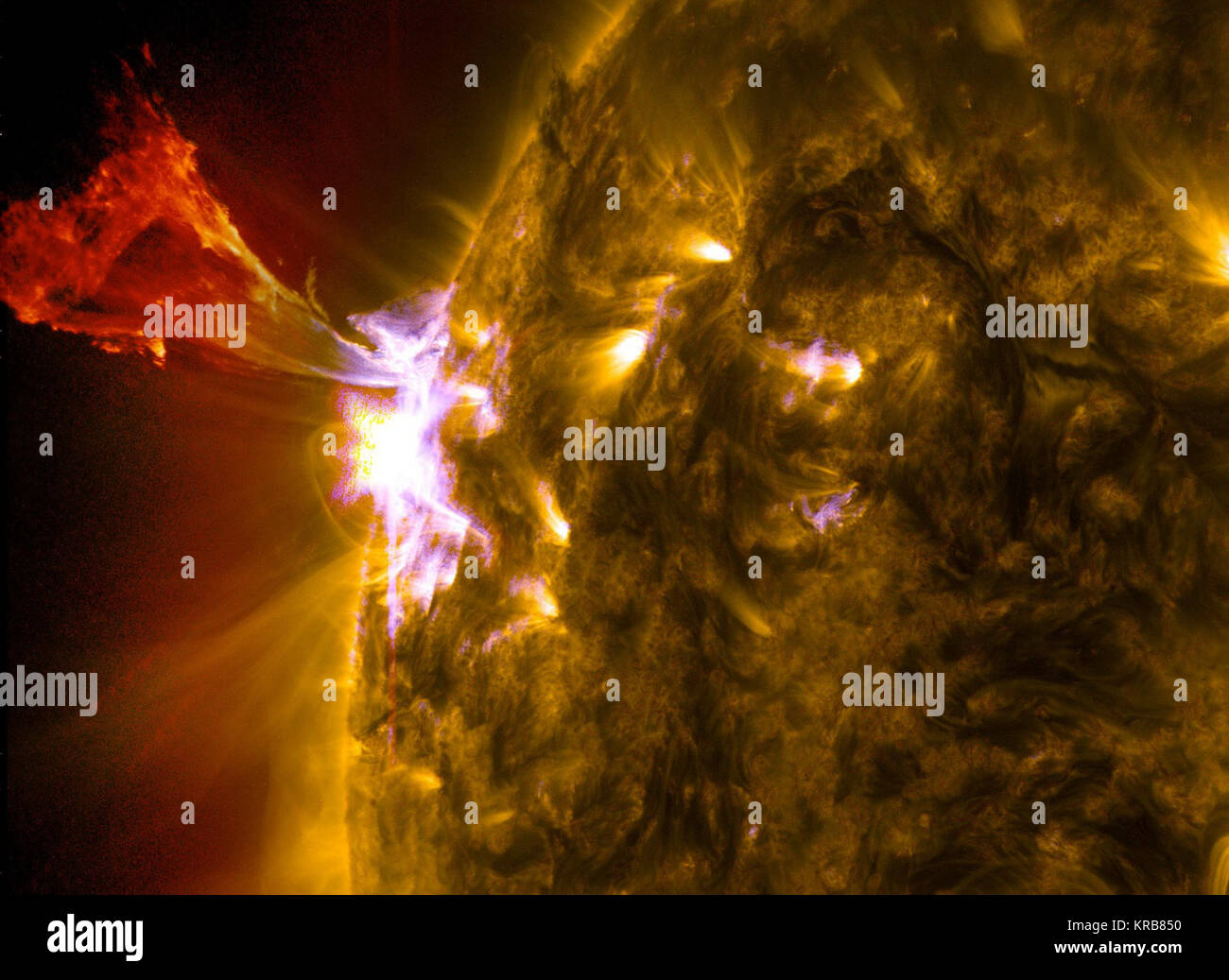 Légende : une explosion de matière solaire bondit sur le côté gauche du soleil dans ce qui est connu comme une éruption d'importance. Cette image combine trois images de la NASA's Solar Dynamics Observatory capturé le 3 mai 2013, à 13:45 pm HAE, juste comme une éruption solaire de classe M de la même région a été diminuant. Les images : la lumière de la 131, 171 et 304 longueurs d'Angstrom. Credit : NASA/Goddard/SDO --- Le soleil a émis une éruption solaire de niveau intermédiaire, avec un pic à 1:32 pm HAE, le 3 mai 2013. Les éruptions solaires sont de puissants jets de radiations. Rayonnement nocif d'un flare ne peut pas passer par l'atmosphère de la Terre à phys Banque D'Images