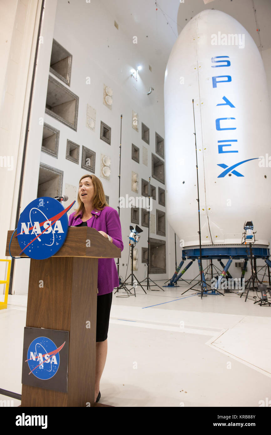 Lori Garver à Glenn avec carénage Falcon 9 Banque D'Images