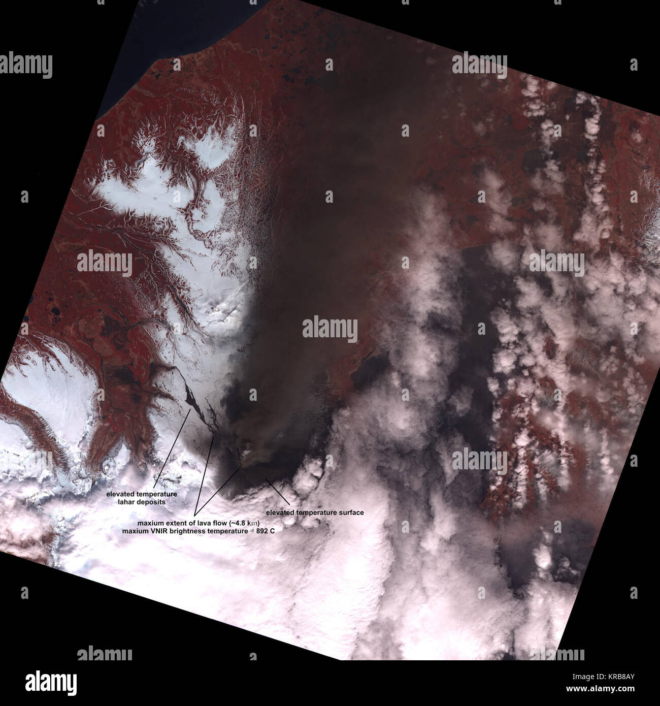 Le visible et le proche infrarouge image satellite ASTER de Pavlof Volcan, acquis 1410 AKDT (2210 UTC), le 19 mai 2013. ASTER (Advanced Spaceborne Thermal Emission et réflexion Radiometer) est un instrument d'imagerie haute résolution qui vole sur le satellite Terra. Cette image est à 60 km (environ 37 miles) de bord à bord. La luminosité maximum température est près de 900 degrés Celsius (1600 degrés Fahrenheit) à l'évent, et l'écoulement de lave est de 4,8 km (3 miles) de long. Sont également indiqués les cendres ou mud flow les dépôts dans le sud-est et au nord-ouest du cratère. Crédit : Mike Ramsey et l'Université de Pittsburgh. -- L'Pavlof v Banque D'Images