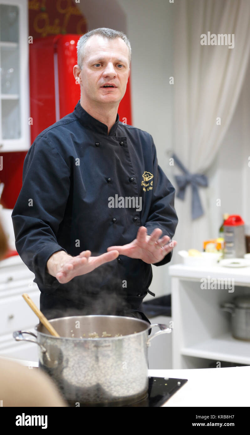 Biélorussie, Minsk, 21.03. 2017. École de cuisine. Master class publique ouverte sur la cuisine française traditionnelle.le cuisinier n'est pas satisfait de la nourriture cuite.Le che Banque D'Images