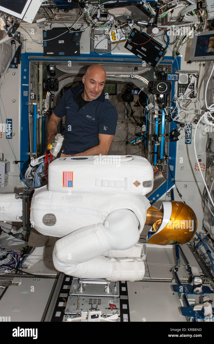 Luca Parmitano ISS-36 fonctionne avec Robonaute 2 Banque D'Images