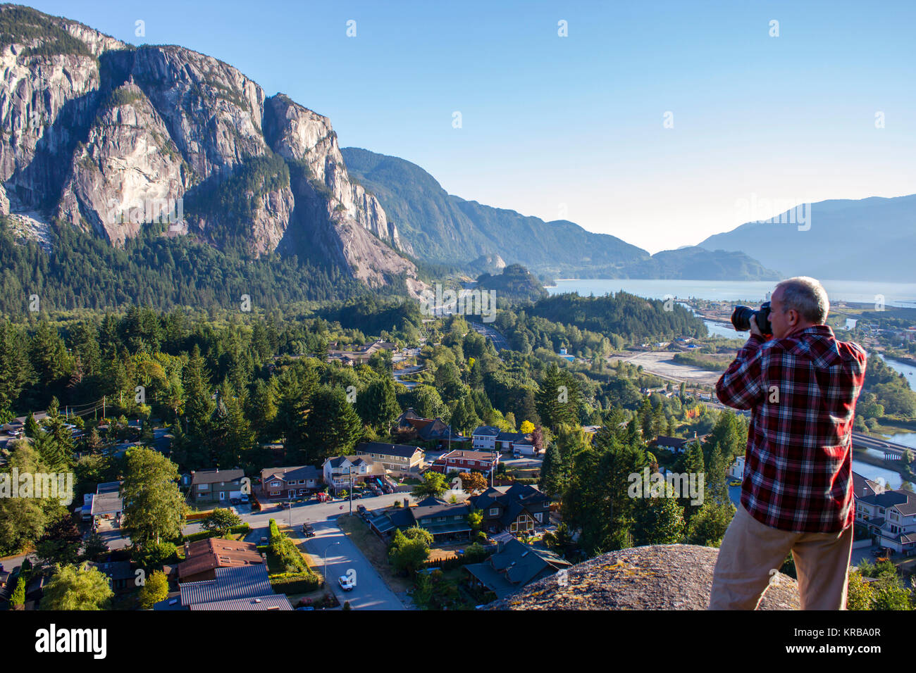 Photographier de l'adultes hauts escarpements fumée parc surplombant la baie Howe et le chef Stawamus à Squamish, British Columbia, Canada. Banque D'Images