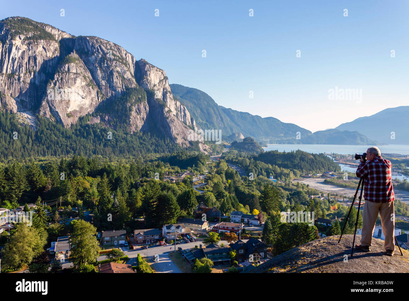 Photographier de l'adultes hauts escarpements fumée parc surplombant la baie Howe et le chef Stawamus à Squamish, British Columbia, Canada. Banque D'Images