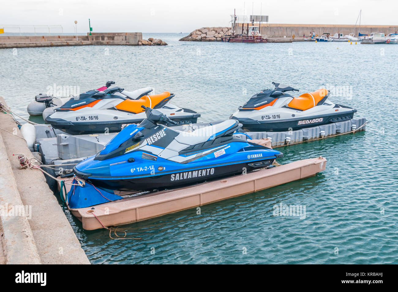 Les vélos de l'eau dans le Coma-ruga harbour, dont un vélo de l'eau de secours, Coma-ruga, Tarragone, Catalogne, Espagne Banque D'Images Les vélos de l'eau dans le Coma-ruga harbour, dont un vélo de l'eau de secours, Coma-ruga, Tarragone, Catalogne, Espagne Banque D'Images