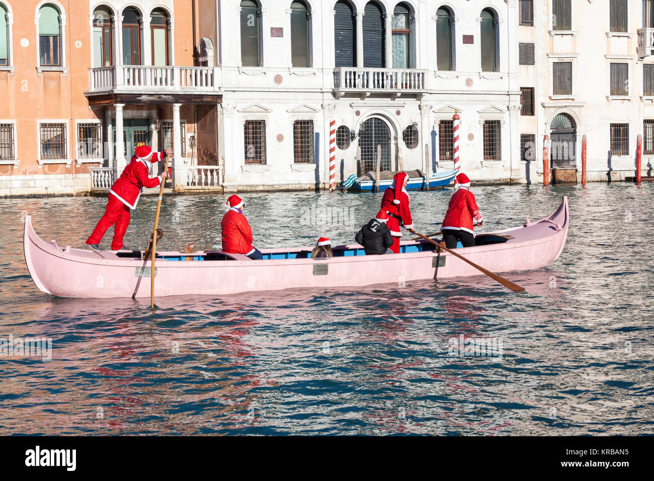 Célébration de Noël à Venise, Italie au cours de la régate Babbo Natale parade, Grand Canal avec les gens en costumes rouge Santa barques Banque D'Images