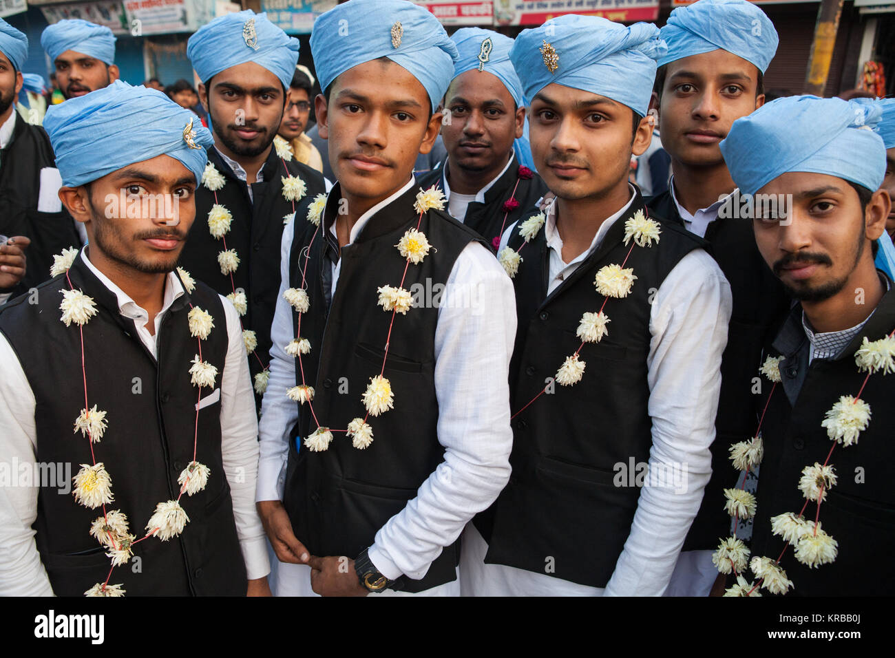 Un groupe d'hommes musulmans portent le costume traditionnel pour célébrer la fête de Eid Milad à Faizabad, Inde Banque D'Images