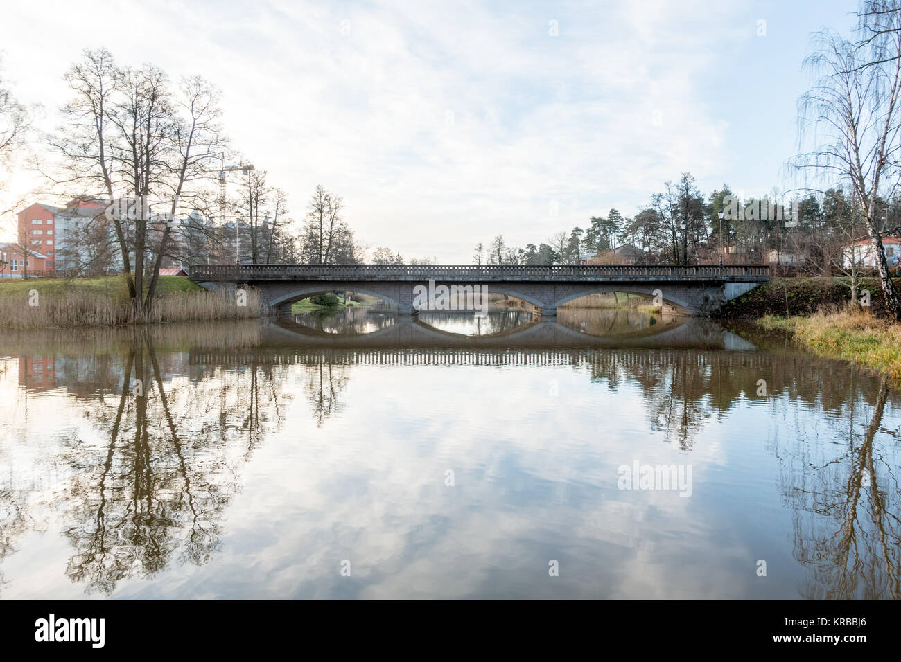 Mjolby, Suède- Novembre 30th, 2017 : ville Mjolby centerbridge sur la rivière svartan kalled Banque D'Images