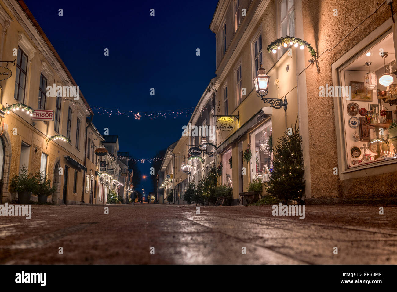 La Suède, Vadstena- 16 décembre 2017 : les boules de Noël et de la lumière par la rue Storgatan, qui est une zone piétonne Banque D'Images