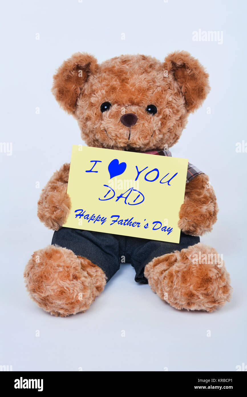 Un mignon petit ours en peluche tenant un panneau jaune qui dit que j'aime papa pour la Fête des Pères isolé sur fond blanc Banque D'Images