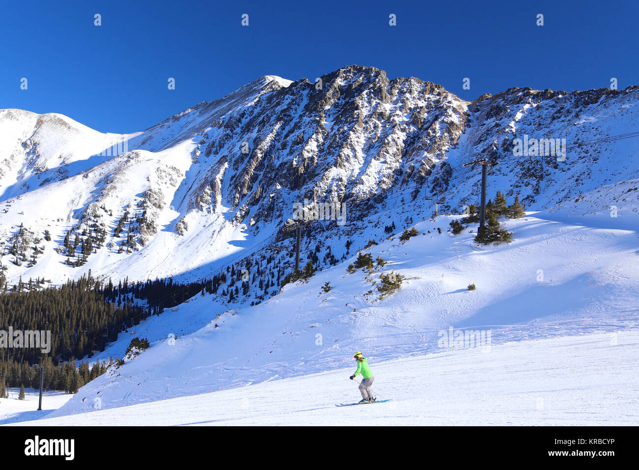 La skieuse d'hiver dans les Montagnes Rocheuses du Colorado à Arapahoe Basin Ski Resort Banque D'Images