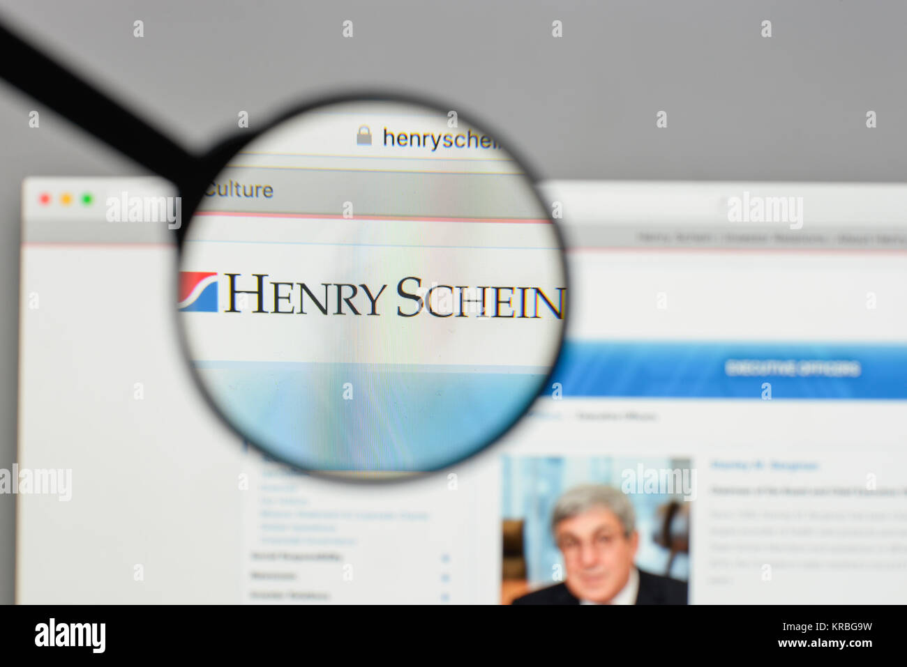 Milan, Italie - 10 août 2017 : Henry Schein logo sur la page d'accueil du site. Banque D'Images