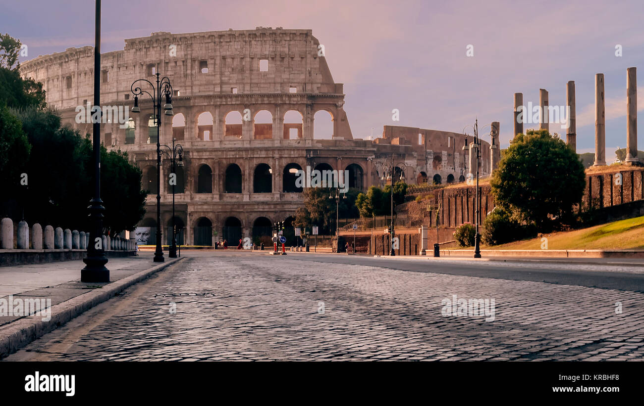 Beau lever de soleil au Colisée, Rome, Italie Banque D'Images