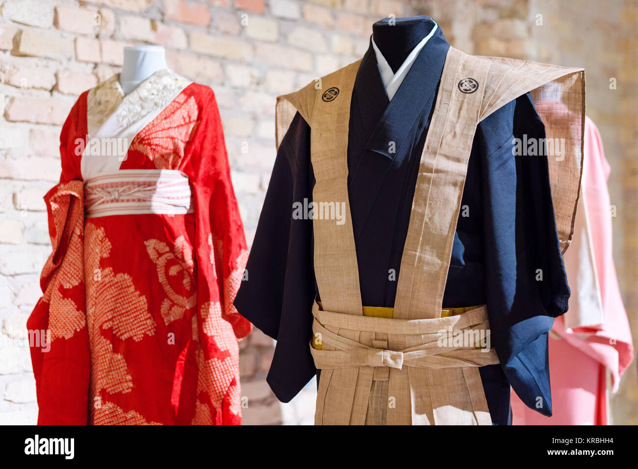 Samouraï japonais traditionnels robe. Costumes Kimono pour homme et femme  sur des mannequins Photo Stock - Alamy