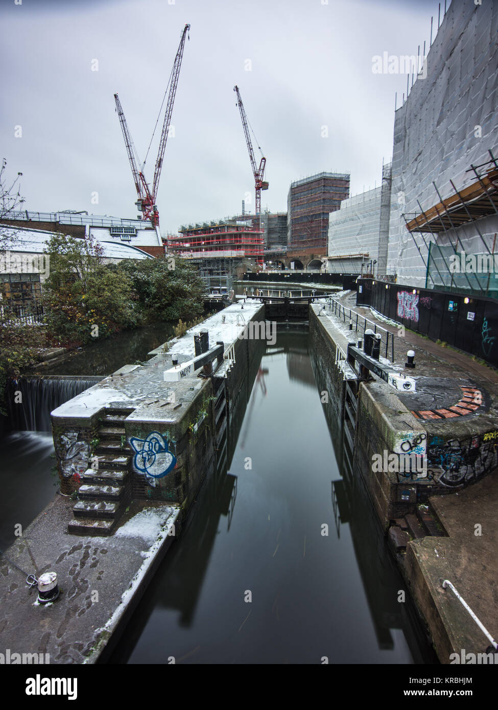 Londres, Angleterre, Royaume Uni - 10 décembre 2017 : Nouveaux immeubles sont en construction sur les anciens terrains industriels à côté de Kentish Town sur Regent's Ca Banque D'Images