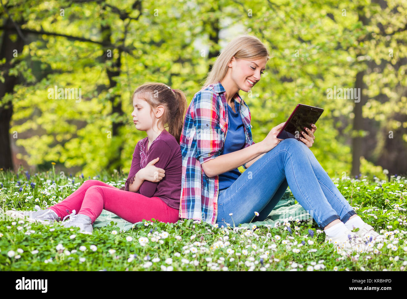 Grande sœur est using digital tablet et moins est en colère Banque D'Images