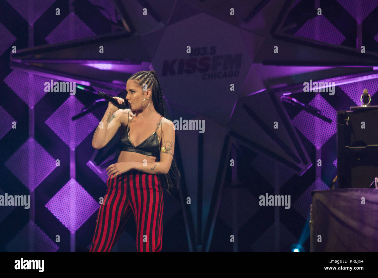 Halsey effectue à 103,5 KISS FM Jingle Ball iHeartRadio à l'Allstate Arena le 13 décembre 2017 à Rosemont, Illinois. Banque D'Images