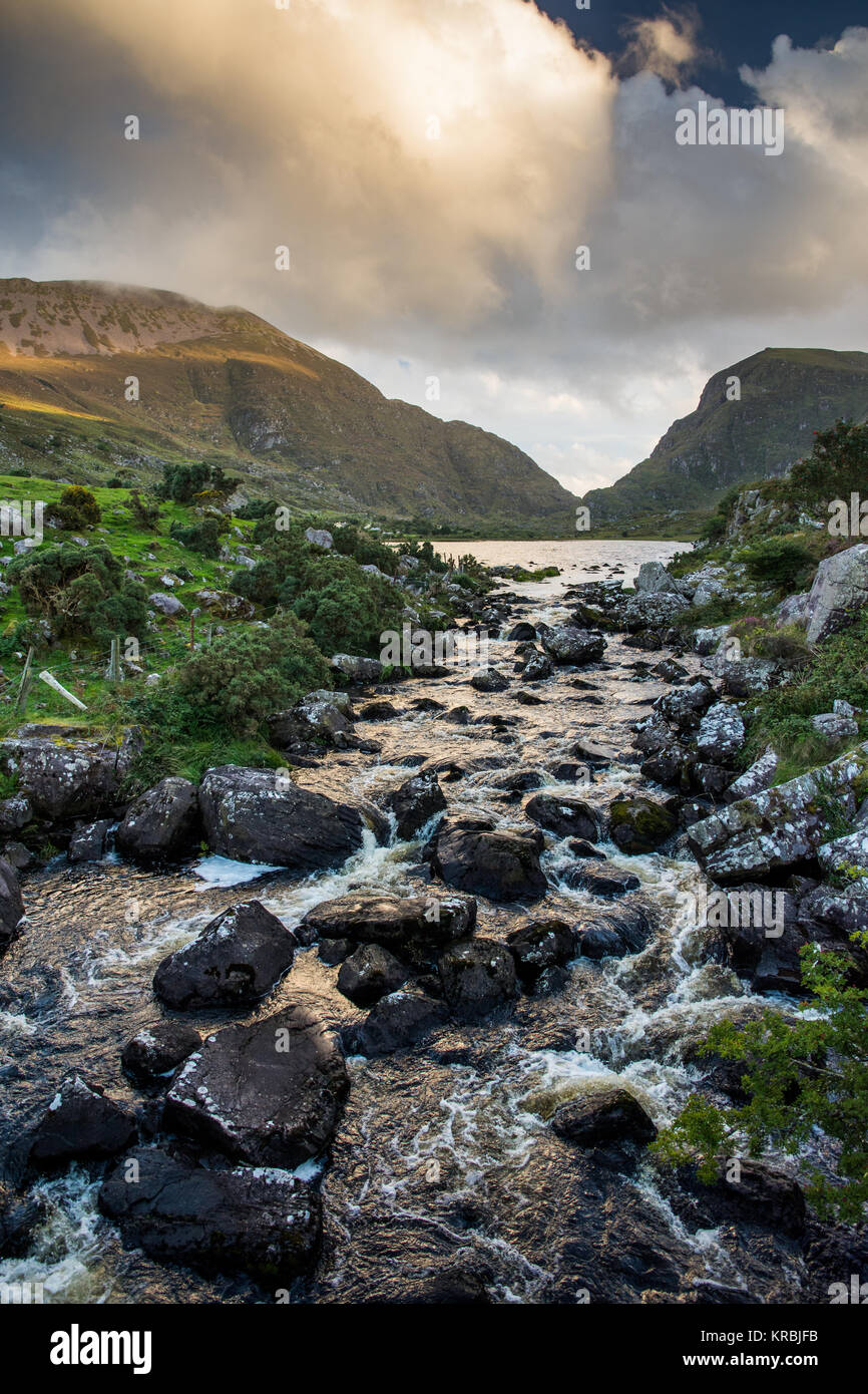 La rivière Loe dégringole à travers les roches de la Black Lake dans le Gap of Dunloe, vu depuis le pont qui, selon l'Irlande le comté de Kerry. Banque D'Images