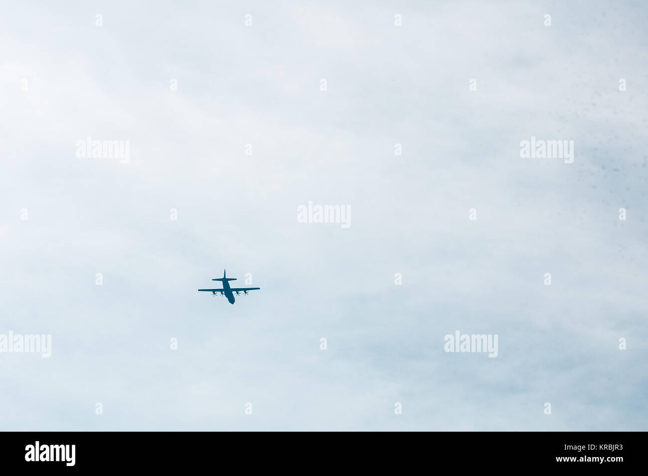 Gros avion en vol avec hélices dans le ciel Banque D'Images