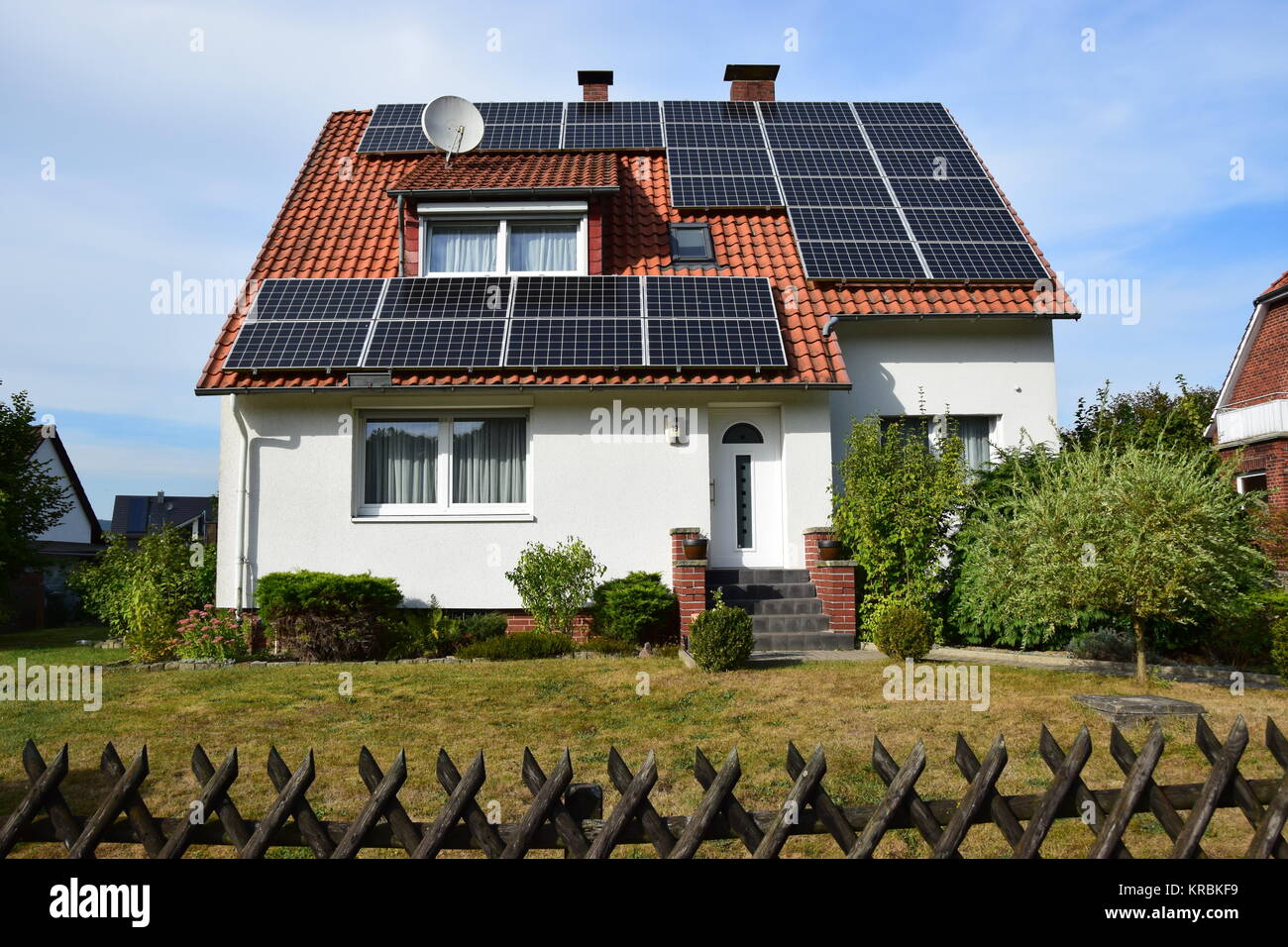 Petit siedlerhaus avec système photovoltaïque Banque D'Images