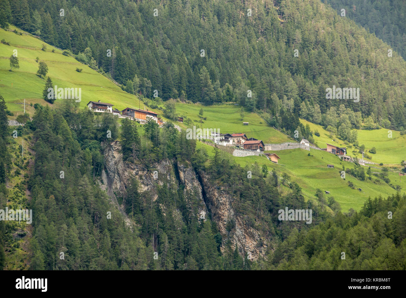 Peu de règlement des refuges sur la montagne Banque D'Images