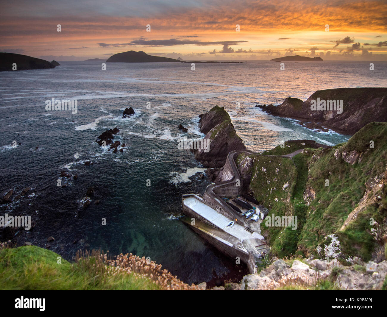 Coucher de soleil sur Dunquin Pier et les îles Blasket sur l'éperon de la côte Atlantique de la péninsule de Dingle en Irlande du comté de Kerry. Banque D'Images