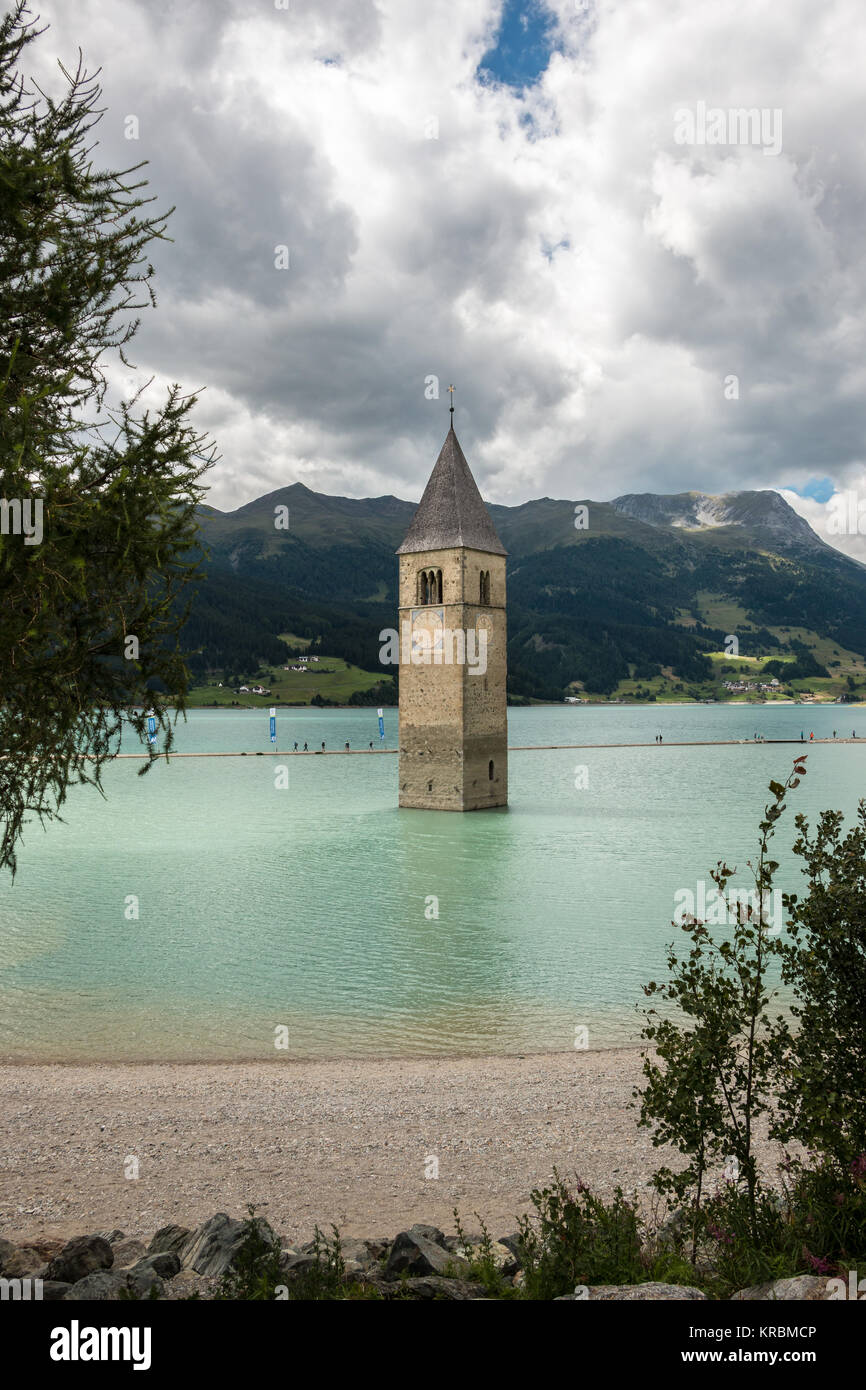 Clocher isolé au milieu du lac Banque D'Images