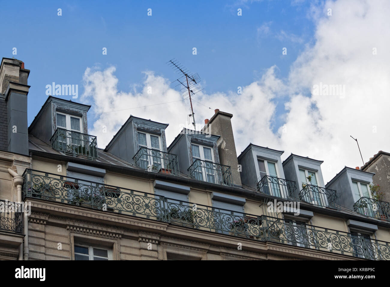 Les fenêtres des chambres mansardées Parisien Banque D'Images Les fenêtres des chambres mansardées Parisien Banque D'Images