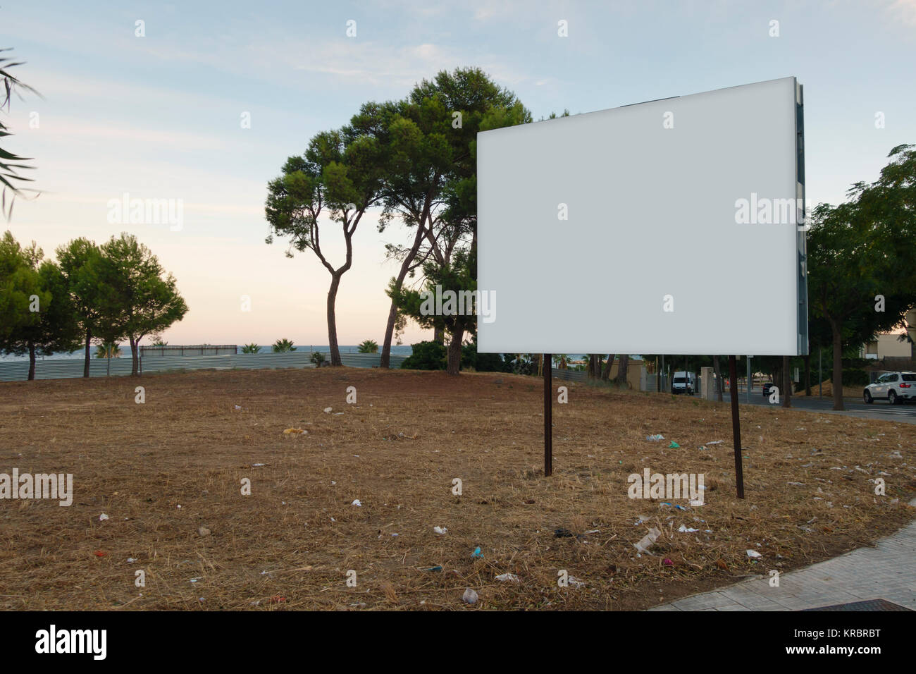 Blank billboard maquette dans un terrain urbain pour la vente, le développement Banque D'Images